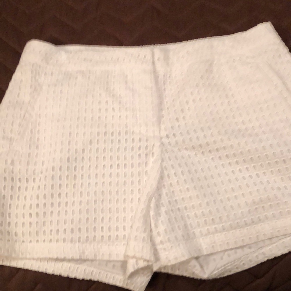 NWOT ✨White eyelet shorts✨.